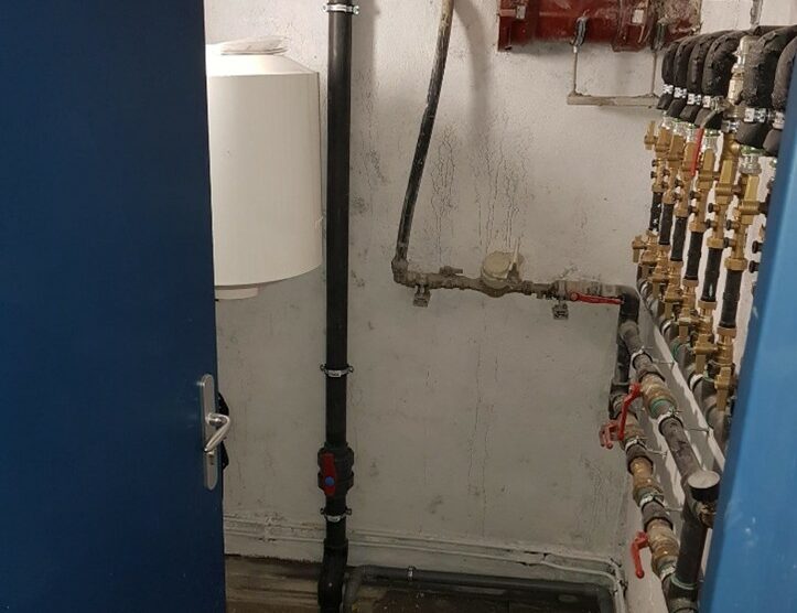 Pompe de relevage dans sa fosse avec colonne de refoulement et ballon tampon en partie haute